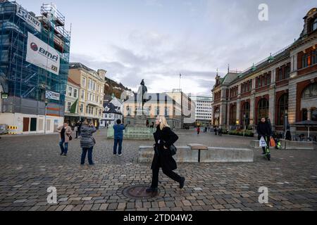 Man sieht Menschen, die in der Nähe des Ludvig Holberg-Denkmals in der Innenstadt von Bergen spazieren gehen. Bergen, Norwegens zweitgrößte Stadt, liegt an der Südwestküste und ist bekannt als Tor zu den berühmten Fjorden, was sie zu einem der größten touristischen Kreuzfahrthäfen Europas macht. Stockfoto