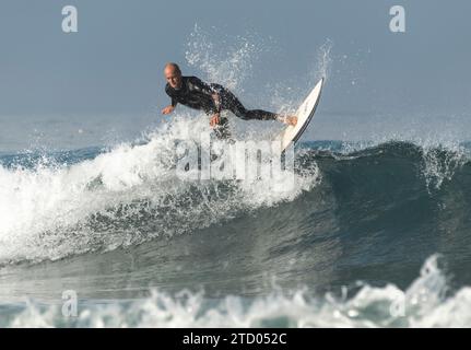 Man surft in Tarifa, Cadiz, Andalusien, Südspanien. Stockfoto