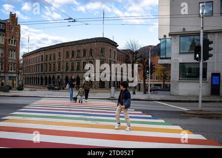 Man sieht Menschen, die einen mehrfarbigen Quersteg in der Innenstadt von Bergen überqueren. Bergen, Norwegens zweitgrößte Stadt, liegt an der Südwestküste und ist bekannt als Tor zu den berühmten Fjorden, was sie zu einem der größten touristischen Kreuzfahrthäfen Europas macht. (Foto: Jorge Castellanos / SOPA Images/SIPA USA) Stockfoto