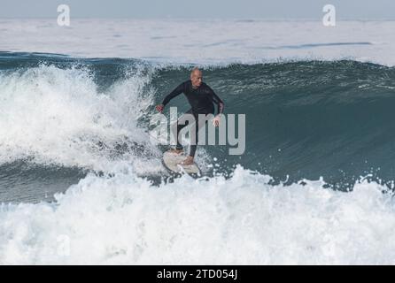 Man surft in Tarifa, Cadiz, Andalusien, Südspanien. Stockfoto