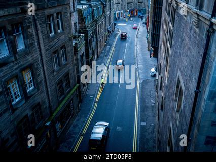 Blick hinunter auf das Cowgate von der George 1V Bridge, Edinburgh, Schottland Stockfoto