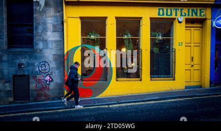 Ein Paar, das die Candlemaker Row in Edinburgh, Schottland, aufsteigt Stockfoto