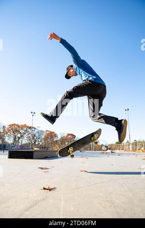 Solo-Mann-Skateboarden im Herbst im A Skatepark Stockfoto