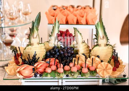 Obstservierteller, Vitamine in Form von frischem Obst, verschiedene Früchte. Stockfoto