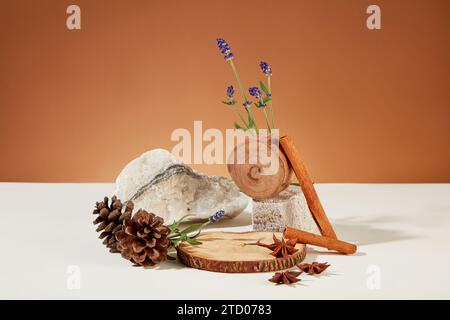 Hölzerne Plattformen, Steinplatten, Zimt, Kräuter und Lavendel zieren einen braun-weißen Hintergrund - eine malerische Umgebung für die Werbung für Naturkosmetik. Stockfoto