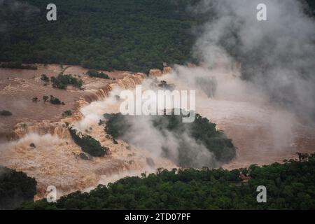 Wunderschöner Hubschrauberrundflug zu den Iguazu Falls während der Überschwemmung Stockfoto