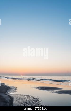 Sonne blickt über den Horizont beim Sonnenaufgang auf Hilton Head Island Stockfoto