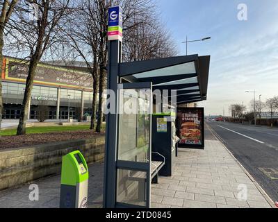 Eine Bushaltestelle in der SSE Arena in Belfast, da es zu einer weitverbreiteten Unterbrechung aller Bus- und Zugverbindungen in Nordirland kommen wird, wenn die Beschäftigten des öffentlichen Nahverkehrs ihre letzte Streikrunde beginnen. Bilddatum: Freitag, 15. Dezember 2023. Stockfoto