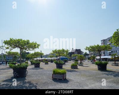 Romanshorn, Schweiz - 29. Mai 2023: Großer Platz mit Pflanztrögen in den ehemaligen Hafendocks Stockfoto