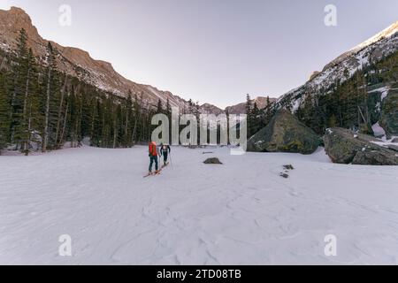 Zwei Skifahrer auf dem Weg zu einem Eisklettern, Colorado Stockfoto