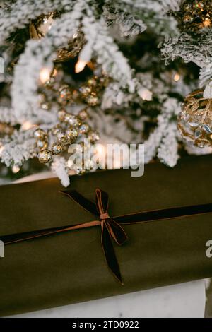 weihnachtsgeschenk unter dem Baum Stockfoto