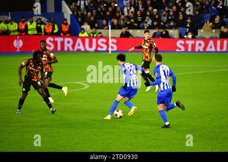 Brighton, Großbritannien, 14. Dezember 2023. Brighton gegen Marseille. Kaoru Mitoma dribbelt in der Verteidigung von Marseille im American Express Stadium in Brighton, Großbritannien. Quelle: Paul Blake/Alamy Live News. Stockfoto