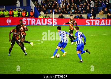 Brighton, Großbritannien, 14. Dezember 2023. Brighton gegen Marseille. Kaoru Mitoma dribbelt in der Verteidigung von Marseille im American Express Stadium in Brighton, Großbritannien. Quelle: Paul Blake/Alamy Live News. Stockfoto