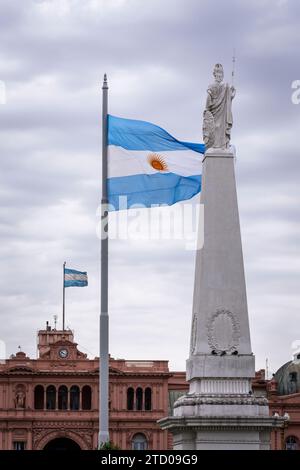 Wunderschöner Blick auf das Denkmal, die Flagge und die Casa Rosada auf der Plaza de Mayo Stockfoto
