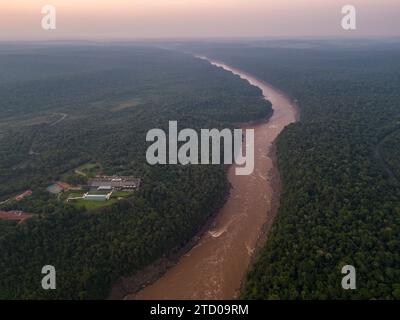 Wunderschöner Blick aus der Vogelperspektive auf den Fluss Iguacu an der Grenze zu Brasilien Stockfoto