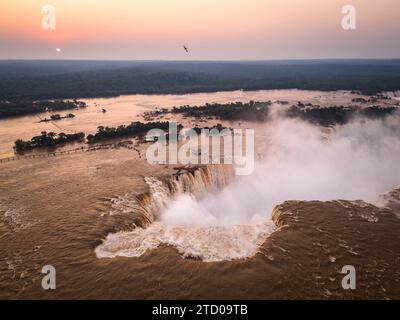 Wunderschöner Blick aus der Luft auf die starken Wasserfälle in Iguazu Falls, Paraná Stockfoto