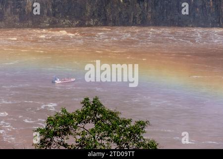 Wunderschöne Aussicht auf Bootstour, Wasserfälle und Regenbogen in Iguazu Falls Stockfoto