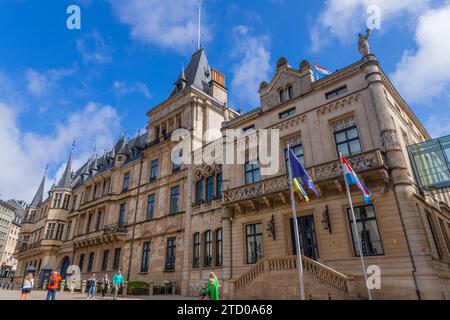 Luxemburg - 01. August 2023: Touristen gehen vor dem Palais des Großherzogs von Luxemburg Stockfoto