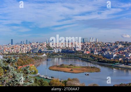 Istanbul, Türkei - 14. November 2023. Blick auf Istanbul vom Bahnhof Pierre Loti Teleferik mit Blick auf das Goldene Horn, Eyup District, Istanbul, Türkei Stockfoto