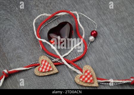 Kleine Herzdekoration auf Holz Stockfoto