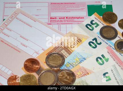 Formulare für Behandlung und Kostenplan und Verordnung mit Euro, Symbolbild für medizinische Kosten Stockfoto