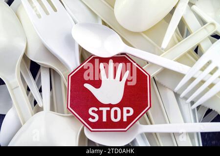 Plastikbesteck mit Stoppschild, symbolisches Bild für das Kunststoffverbot Stockfoto