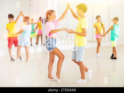 Jungen und Mädchen genießen aktiven Tanz im Studio Stockfoto