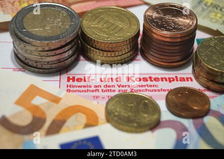 Formulare für Behandlung und Kostenplan mit Euro, Symbolbild für medizinische Kosten Stockfoto