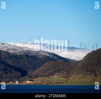 windpark Kvitfjell auf der Insel Kvaloya, Norwegen, Troms, Straumsfjord Stockfoto