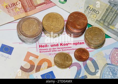 Formulare für Behandlung und Kostenplan mit Euro, Symbolbild für medizinische Kosten Stockfoto