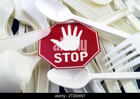 Plastikbesteck mit Stoppschild, symbolisches Bild für das Kunststoffverbot Stockfoto