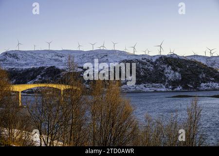 windpark Kvitfjell auf der Insel Kvaloya, Norwegen, Troms, Straumsfjord Stockfoto