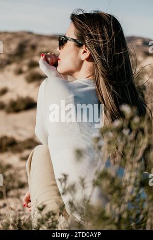 Rückansicht einer nachdenklichen Frau blickt über die weite Weite der Monegros-Wüste in Spanien und verkörpert Ruhe Stockfoto