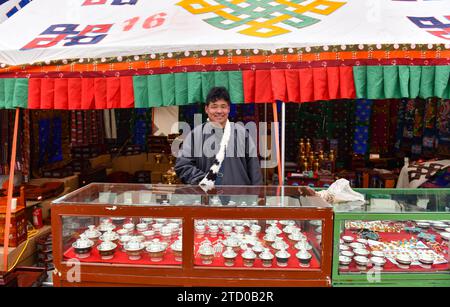 (231215) -- XIGAZE, 15. Dezember 2023 (Xinhua) -- Ein Verkäufer wird an seinem Silberstand auf einer Messe im Kangmar County in Xigaze, südwestchinesischer Autonomen Region Xizang, 13. Dezember 2023 gesehen. Die fünftägige Messe schloss am 14. Dezember im Kangmar County in Xigaze, das mehr als 200 freie Verkaufsstände für Händler zur Verfügung stellte. (Xinhua/Jigme Dorje) Stockfoto