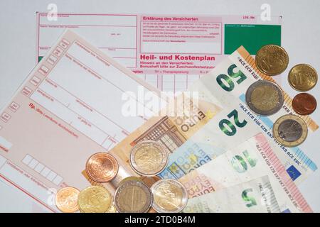 Formulare für Behandlung und Kostenplan und Verordnung mit Euro, Symbolbild für medizinische Kosten Stockfoto