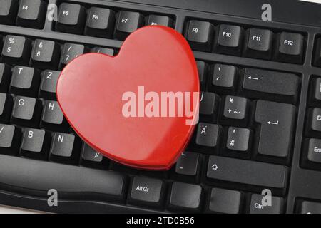 Rotes Herz auf einer Computertastatur, liebe online Stockfoto