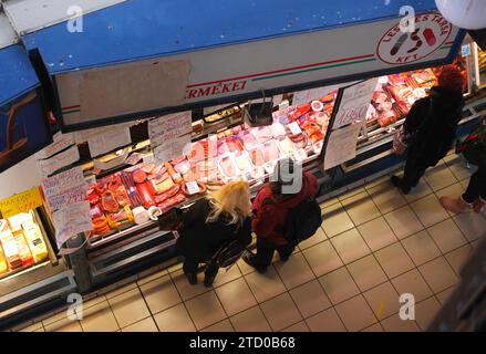 Leute, die in der Großen Markthalle Nagy Csarnok einkaufen, Budapest, Ungarn Stockfoto