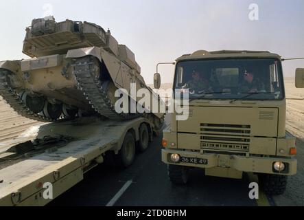 Erster Golfkrieg: 8. Januar 1991 im Osten Saudi-Arabiens fährt ein britischer Challenger 1 Mk 3 Panzer FV4030/4 einen Scammell Commander (TK/TPTR) Tank Tra ab Stockfoto