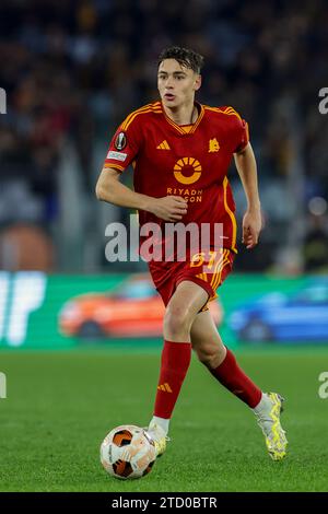 Der italienische Mittelfeldspieler Niccolo Pisilli kontrolliert den Ball während des Gruppenspiels der UEFA Europa League zwischen AS Roma und Sheriff Tiraspol am 14. Dezember 2023 im Olimpico-Stadion in Rom. Stockfoto