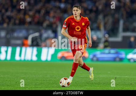 Der italienische Mittelfeldspieler Niccolo Pisilli kontrolliert den Ball während des Gruppenspiels der UEFA Europa League zwischen AS Roma und Sheriff Tiraspol am 14. Dezember 2023 im Olimpico-Stadion in Rom. Stockfoto