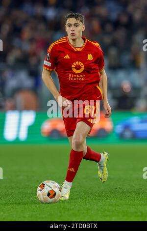 Der italienische Mittelfeldspieler Niccolo Pisilli kontrolliert den Ball während des Gruppenspiels der UEFA Europa League zwischen AS Roma und Sheriff Tiraspol am 14. Dezember 2023 im Olimpico-Stadion in Rom. Stockfoto