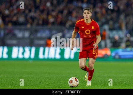 Der italienische Mittelfeldspieler Niccolo Pisilli kontrolliert den Ball während des Gruppenspiels der UEFA Europa League zwischen AS Roma und Sheriff Tiraspol am 14. Dezember 2023 im Olimpico-Stadion in Rom. Stockfoto