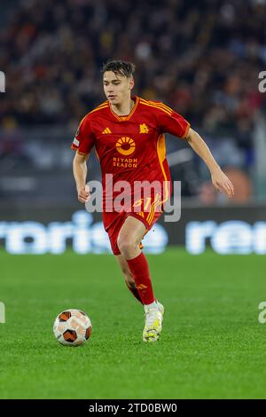 Der italienische Mittelfeldspieler Niccolo Pisilli kontrolliert den Ball während des Gruppenspiels der UEFA Europa League zwischen AS Roma und Sheriff Tiraspol am 14. Dezember 2023 im Olimpico-Stadion in Rom. Stockfoto