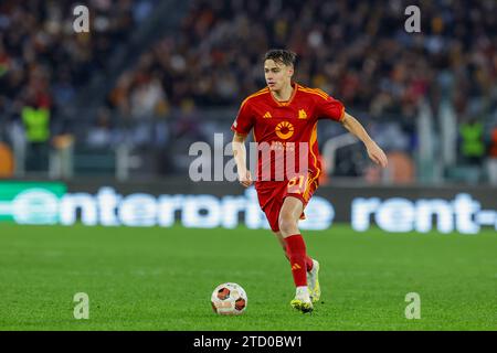 Der italienische Mittelfeldspieler Niccolo Pisilli kontrolliert den Ball während des Gruppenspiels der UEFA Europa League zwischen AS Roma und Sheriff Tiraspol am 14. Dezember 2023 im Olimpico-Stadion in Rom. Stockfoto