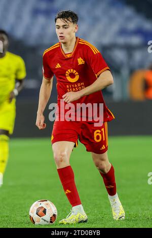 Der italienische Mittelfeldspieler Niccolo Pisilli kontrolliert den Ball während des Gruppenspiels der UEFA Europa League zwischen AS Roma und Sheriff Tiraspol am 14. Dezember 2023 im Olimpico-Stadion in Rom. Stockfoto