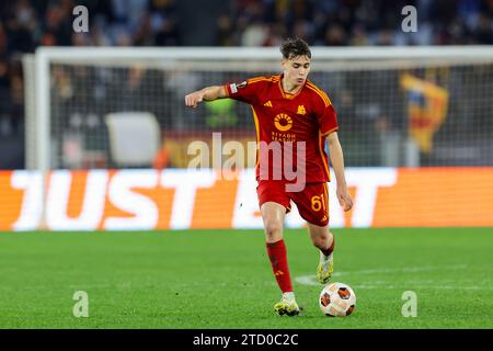 Der italienische Mittelfeldspieler Niccolo Pisilli kontrolliert den Ball während des Gruppenspiels der UEFA Europa League zwischen AS Roma und Sheriff Tiraspol am 14. Dezember 2023 im Olimpico-Stadion in Rom. Stockfoto