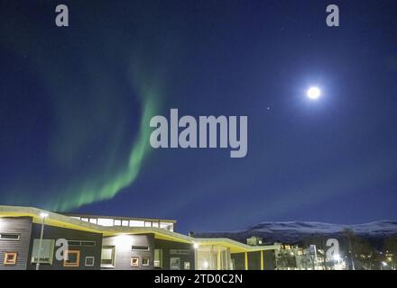 aurora Vollmond und Jupiter über Tromso, Norwegen, Troms, Tromsoe Stockfoto