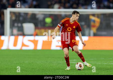 Der italienische Mittelfeldspieler Niccolo Pisilli kontrolliert den Ball während des Gruppenspiels der UEFA Europa League zwischen AS Roma und Sheriff Tiraspol am 14. Dezember 2023 im Olimpico-Stadion in Rom. Stockfoto