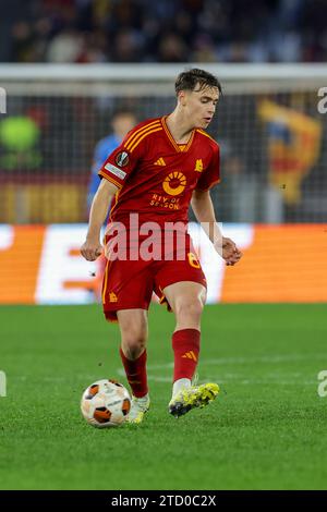 Der italienische Mittelfeldspieler Niccolo Pisilli kontrolliert den Ball während des Gruppenspiels der UEFA Europa League zwischen AS Roma und Sheriff Tiraspol am 14. Dezember 2023 im Olimpico-Stadion in Rom. Stockfoto