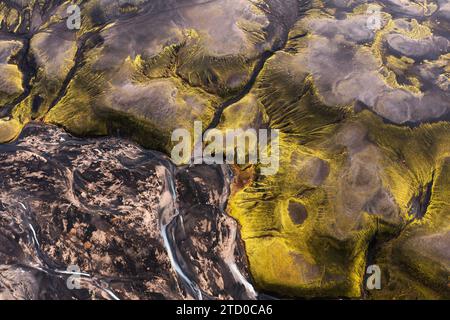 Dieses Bild zeigt die atemberaubende Luftaufnahme der isländischen Landmannalaugar-Region und die lebendigen Farben und komplizierten Muster des Flusses Ba Stockfoto